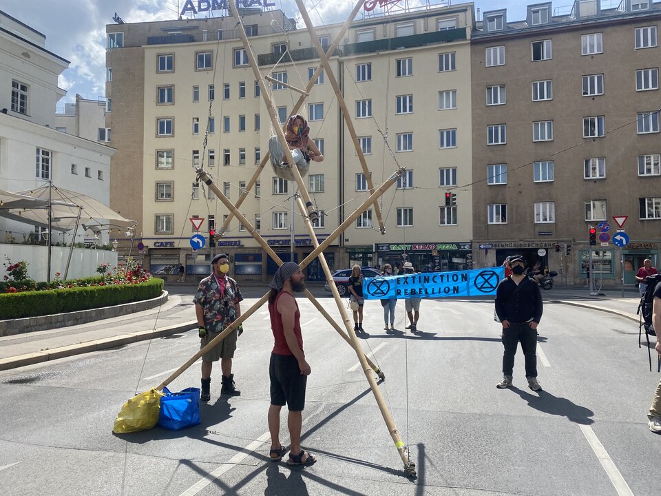 Nippel Protest Umwelt Naschmarkt Secession Blockade