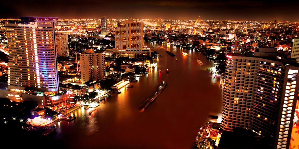 Bangkok mit Chao Praya-Fluss bei Nacht