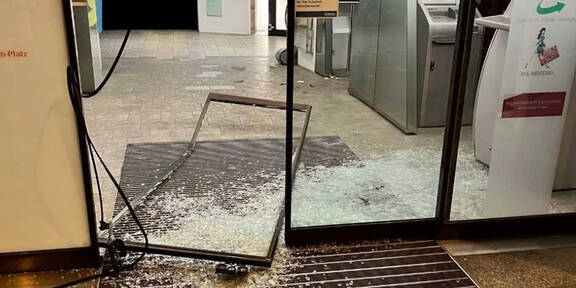 Betrunkener demoliert Bankfiliale in der Wiener City