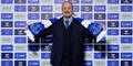 Rafa Benitez posiert mit einem Fanschal als neuer Trainer des FC Everton