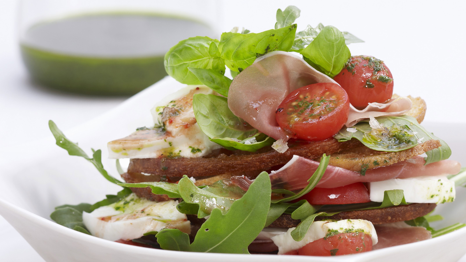 Brotsalat mit Parmaschinken