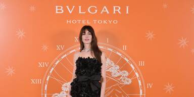 Anne Hathaway strahlt in Bulgari