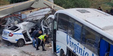Bus mit Migranten rast in Polizeiauto: Zwei Tote