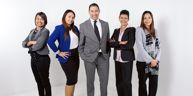 Business-Team bestehend aus vier Frauen und einem Mann