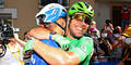 Radprofi Mark Cavendish umarmt Kollege Davide Ballerini nach seinem historischen 34. Etappen-Sieg