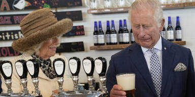 Charles und Camilla zapfen  Bier in Kanada