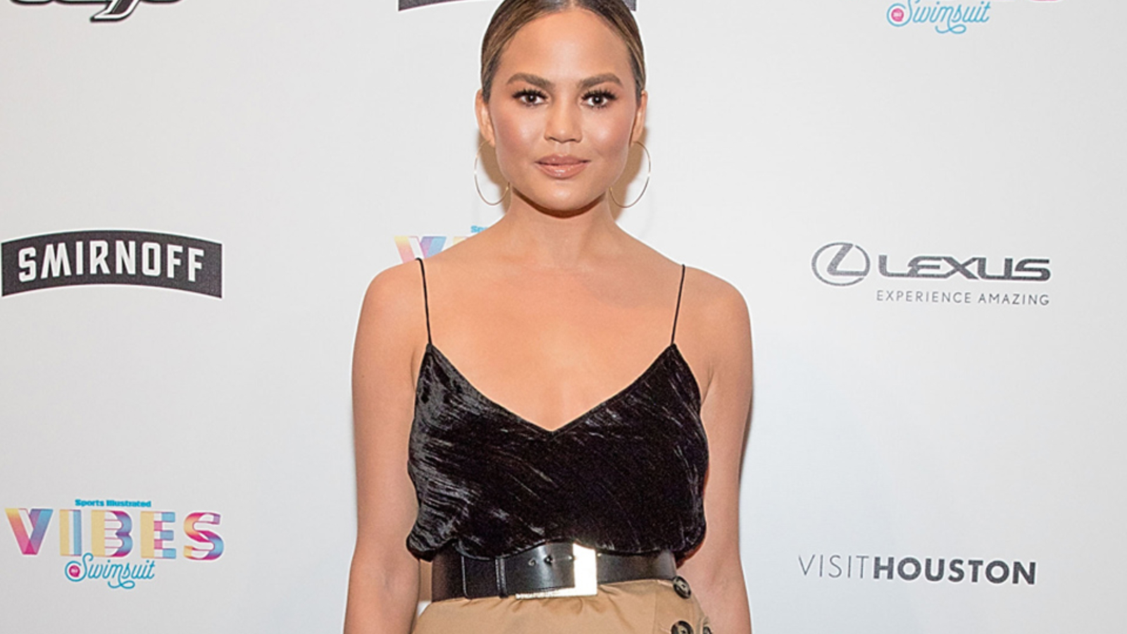 So Nackt Promotet Chrissy Teigen Ihre “sports Illustrated“ Ausgabe 