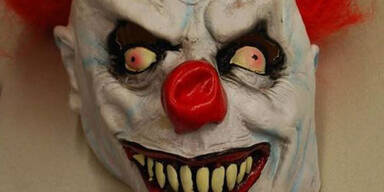 Horror-Clown-Maske aus Auto gehalten - Anzeige