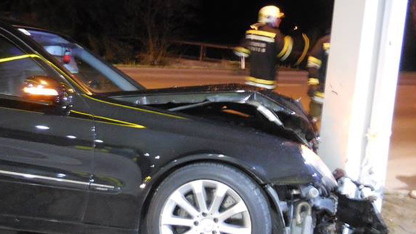 Crash gegen TankstellenSäule