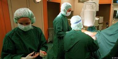 Der Zustand des Patienten wird ständig überwacht