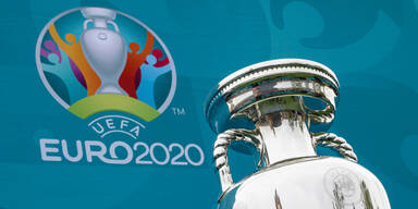 Das Logo der UEFA Europameisterschaft und der EM-Pokal