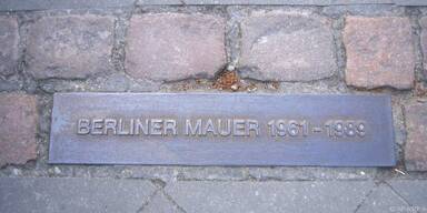 Eine Tafel am Boden erinnert noch an die Mauer