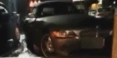 Frau zerstört Auto beim Einparken
