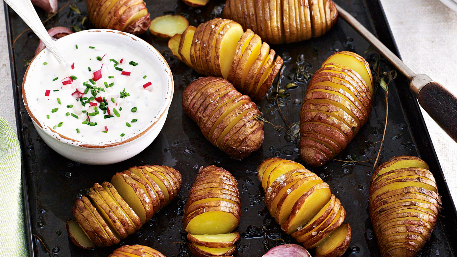 Gefächerte Erdäpfel mit Dip