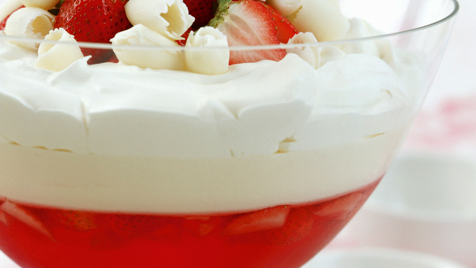 Erdbeer-Trifle mit weißer Schoko - oe24.at