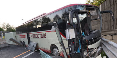 Reisebus prallt auf A1 gegen Leitschiene