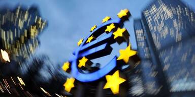 Eurozeichen vor EZB-Tower