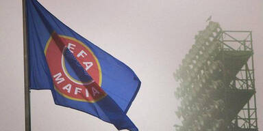 Feyenoord-Fans hissen „UEFA Mafia“ Fahne