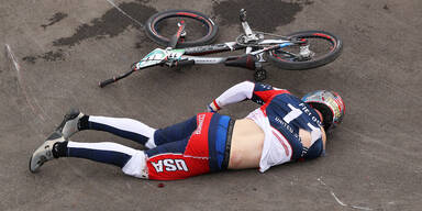 BMX-Fahrer und Rio-Olympiasieger Connor Fields liegt nach einem Sturz auf dem Asphalt