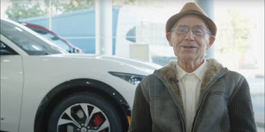 87-Jähriger gönnt sich einen Mustang Mach-E