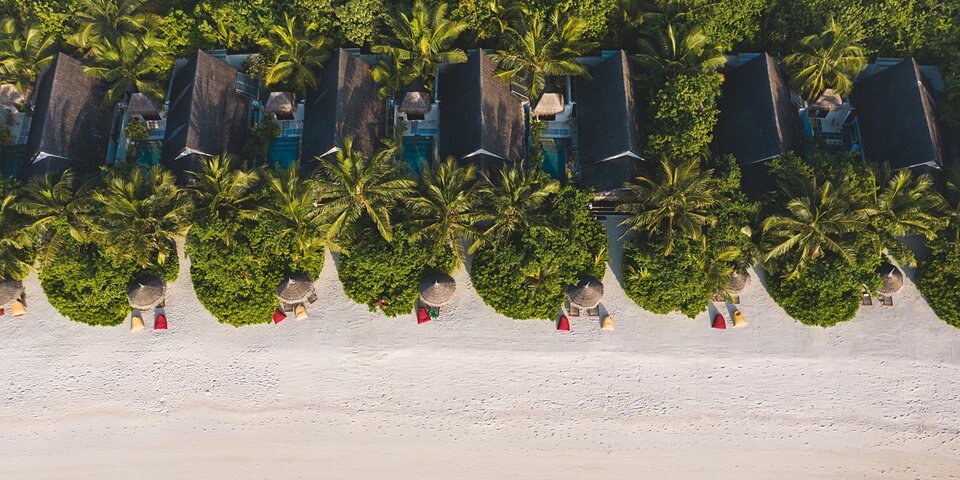 Die Earth Villas im Ozen Life Maadhoo mit direktem Strandzugang.