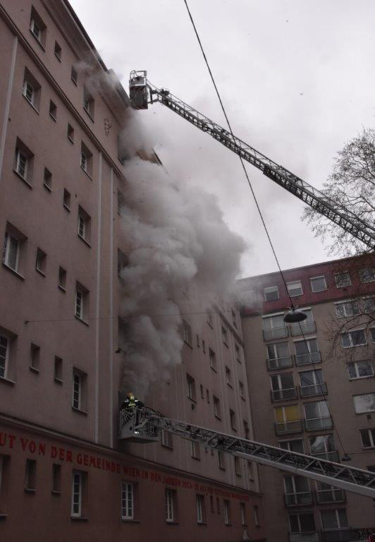 Wiener flüchtet vor Feuer aufs Fensterbrett – gerettet