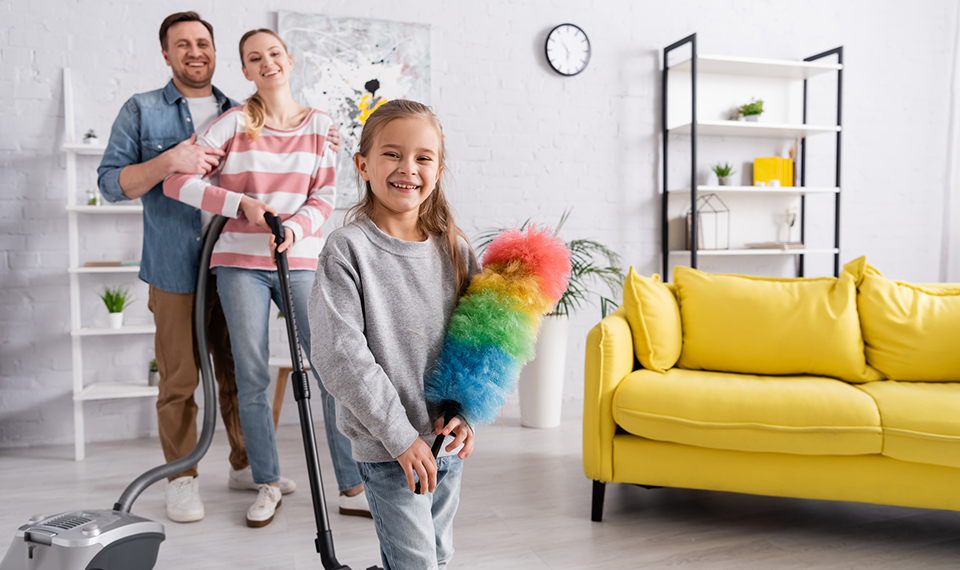 Familie beim Frühjahresputz