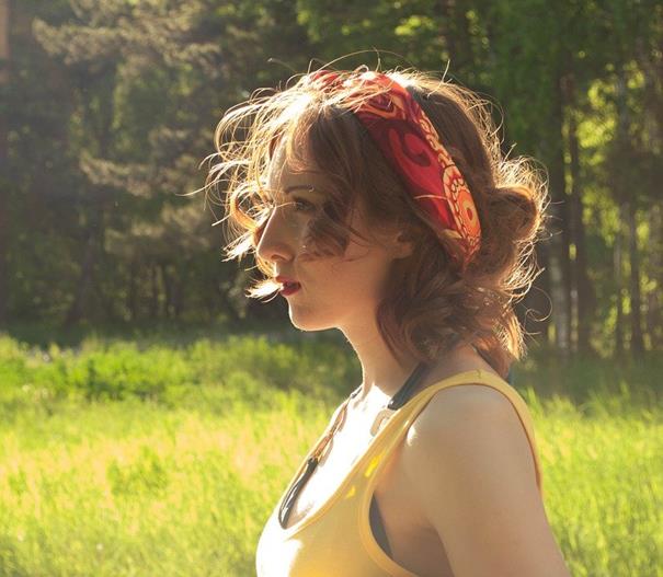 Frau mit Bandana in der Natur.