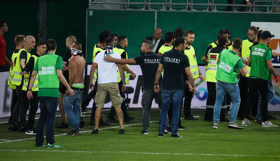 Derby Platzsturm
