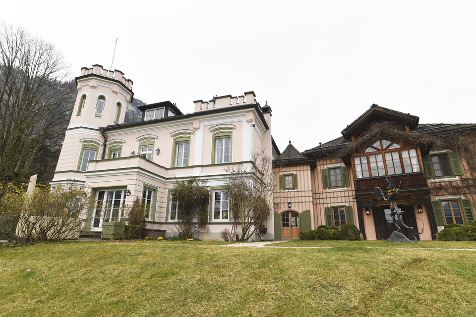 Den Berghof am Attersee hat Elisabeth Auersperg-Breunner, gebürtige Flick, zum stil- und liebevoll eingerichteten Familiensitz gemacht. Ein 50 Hektar großer Park samt Biolandwirtschaft umgibt das prachtvolle Haus.