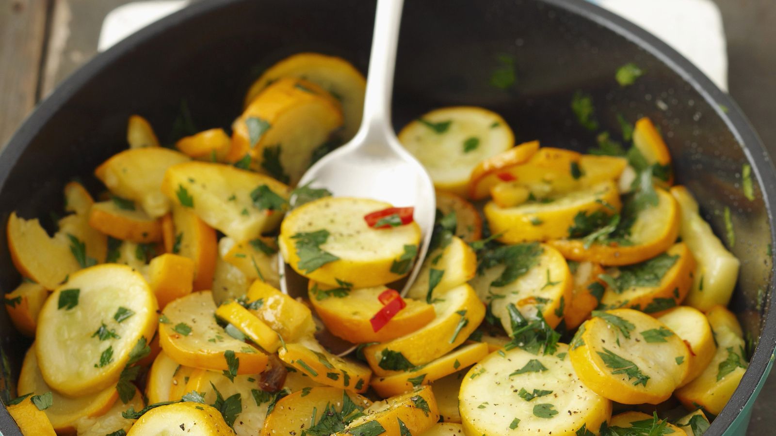 Gelbe Zucchini mit Knoblauch - oe24.at