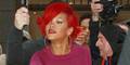 Rihanna mit roten Haaren