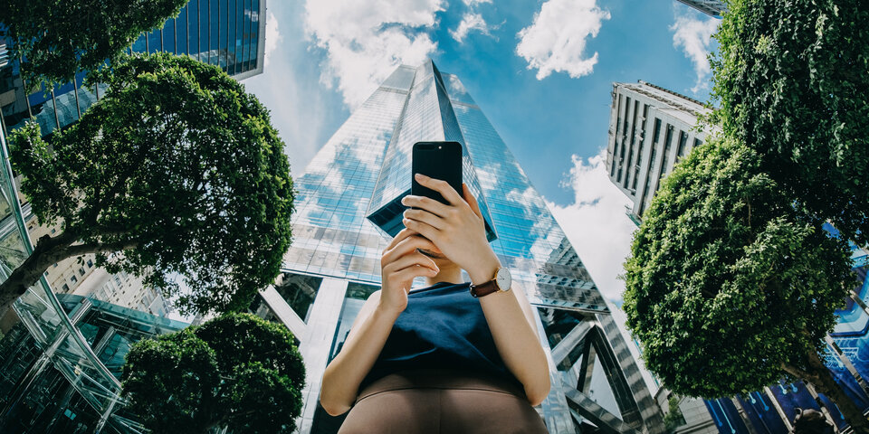 Person mit Smartphone und Kreditkarte in der Hand