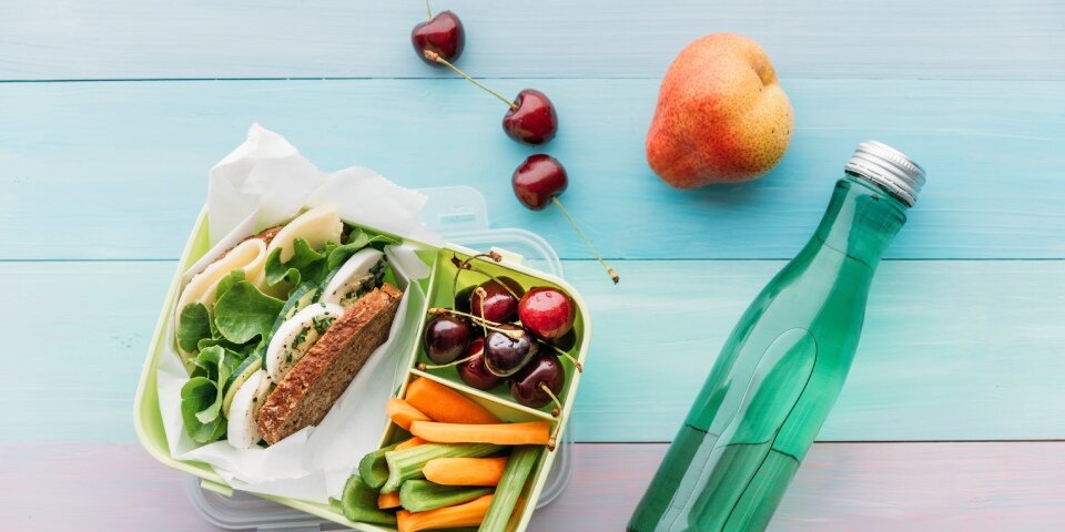 Befüllte Brotbox mit Wasserflasche