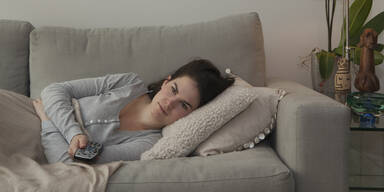 Lockdown-Life: Frau auf dem Sofa