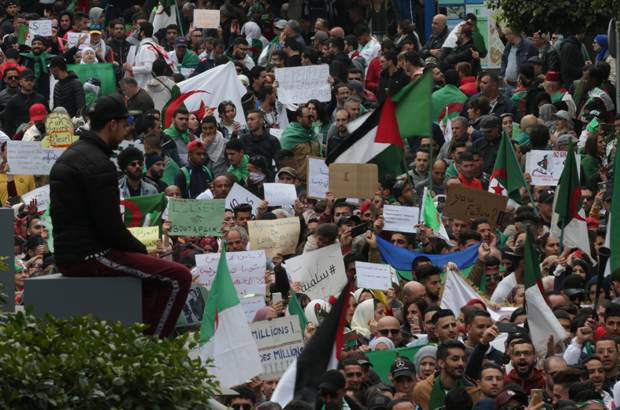 Algerien verschiebt Wahl - Bouteflika verzichtet auf Kandidatur