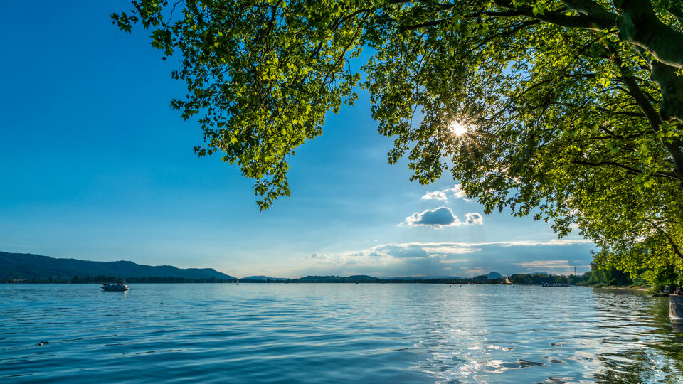 Der beliebte Bodensee ist ein 63 km langer See im Alpenvorland zwischen Deutschland, Österreich und der Schweiz.