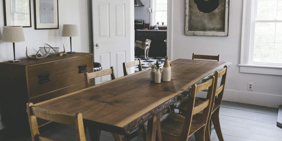Küchentisch aus Holz mit Stühlen