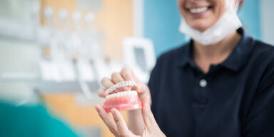 Zahnimplantat: kann man eigentlich zu alt dafür sein?