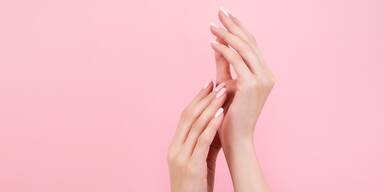 Hände auf rosa Hintergrund