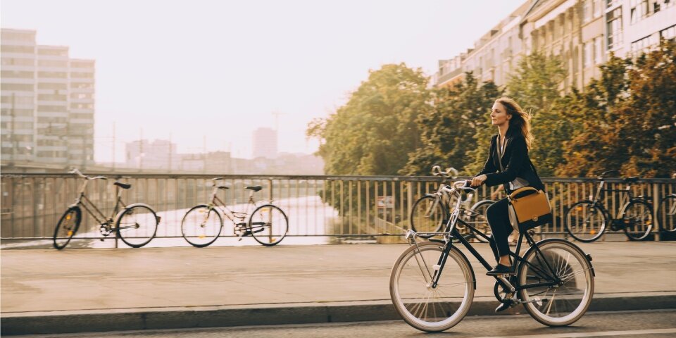 Frau auf dem Fahrrad auf einer Brücke