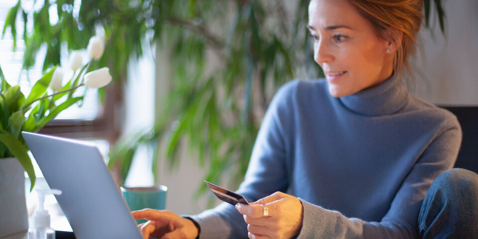 Frau beim Online Banking