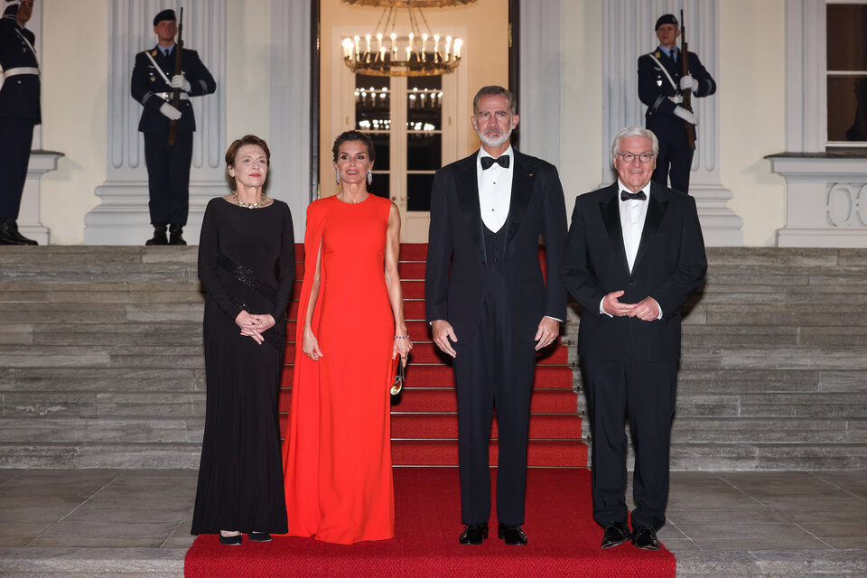 Letizia bekennt in Deutschland Farbe