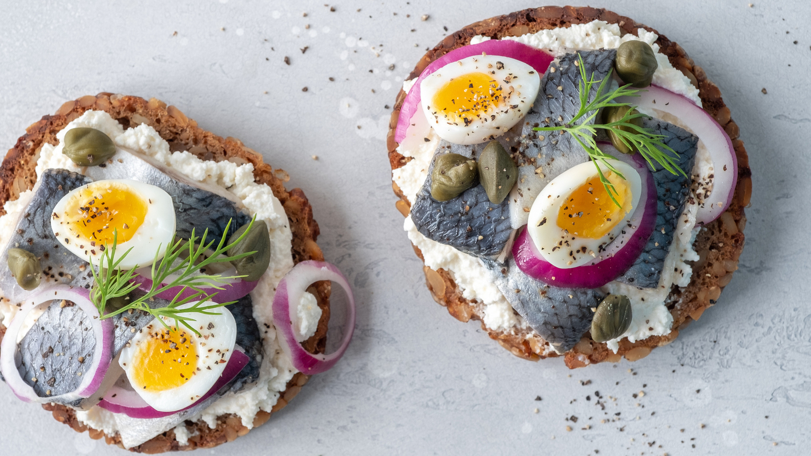 Brote mit Eieraufstrich und Hering - oe24.at Brote mit Eieraufstrich und Hering - oe24.at