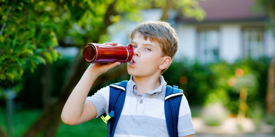 Junge mit Trinkflasche