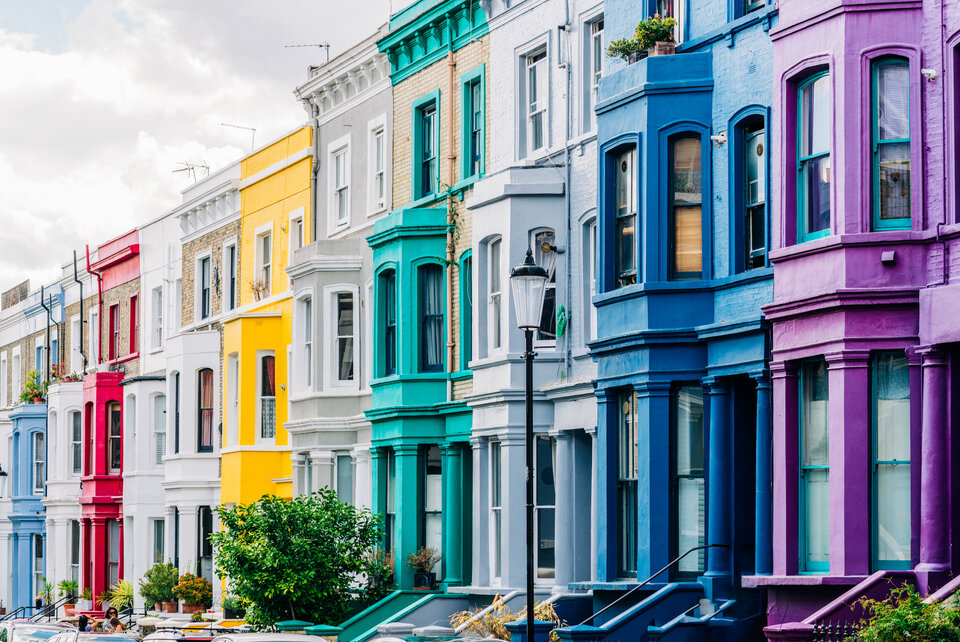 Ein farbenfroher Spaziergang an der Portobello Road in Notting Hill.