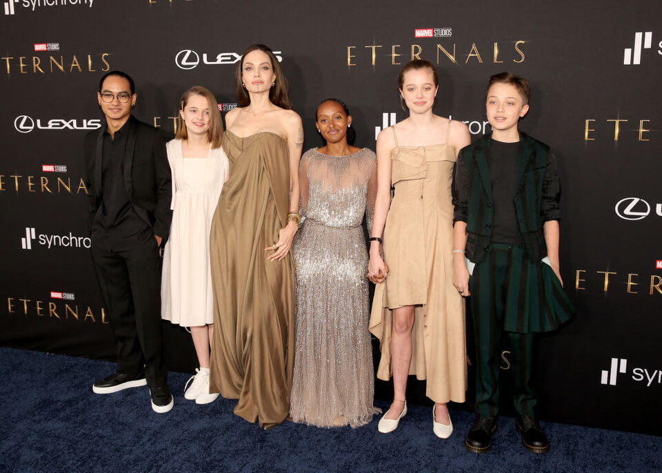 Angelina Jolie mit ihren Kids bei der Marvel Studios' Eternals Premiere. Ihre Töchter tragen alle Vintage-Kleider ihrer Mama.