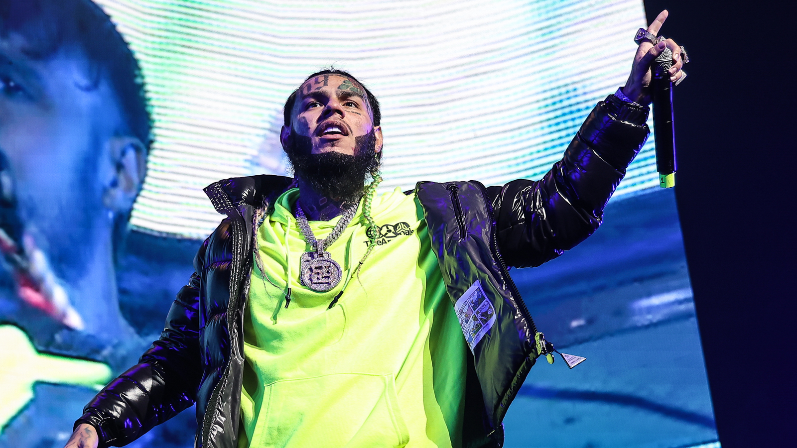 RapStar brutal im Fitnessstudio niedergeschlagen