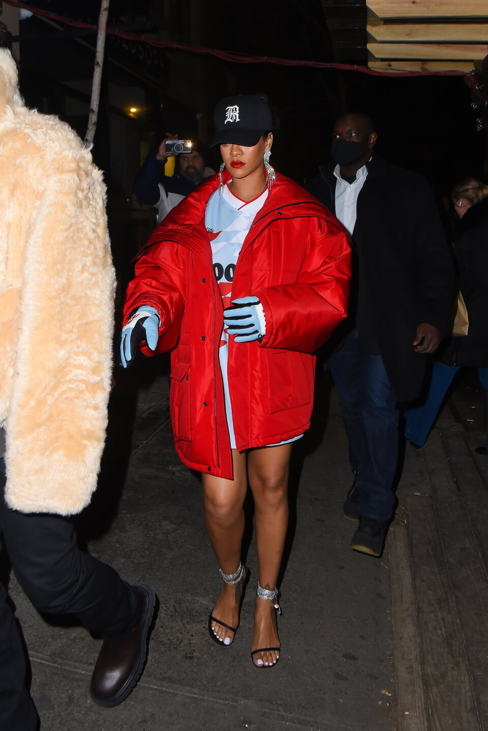 So kaschierte Rihanna ihren Babybauch