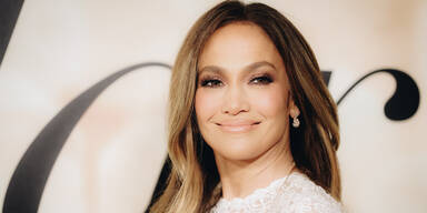 Jennifer Lopez strahlt im Braut-Look